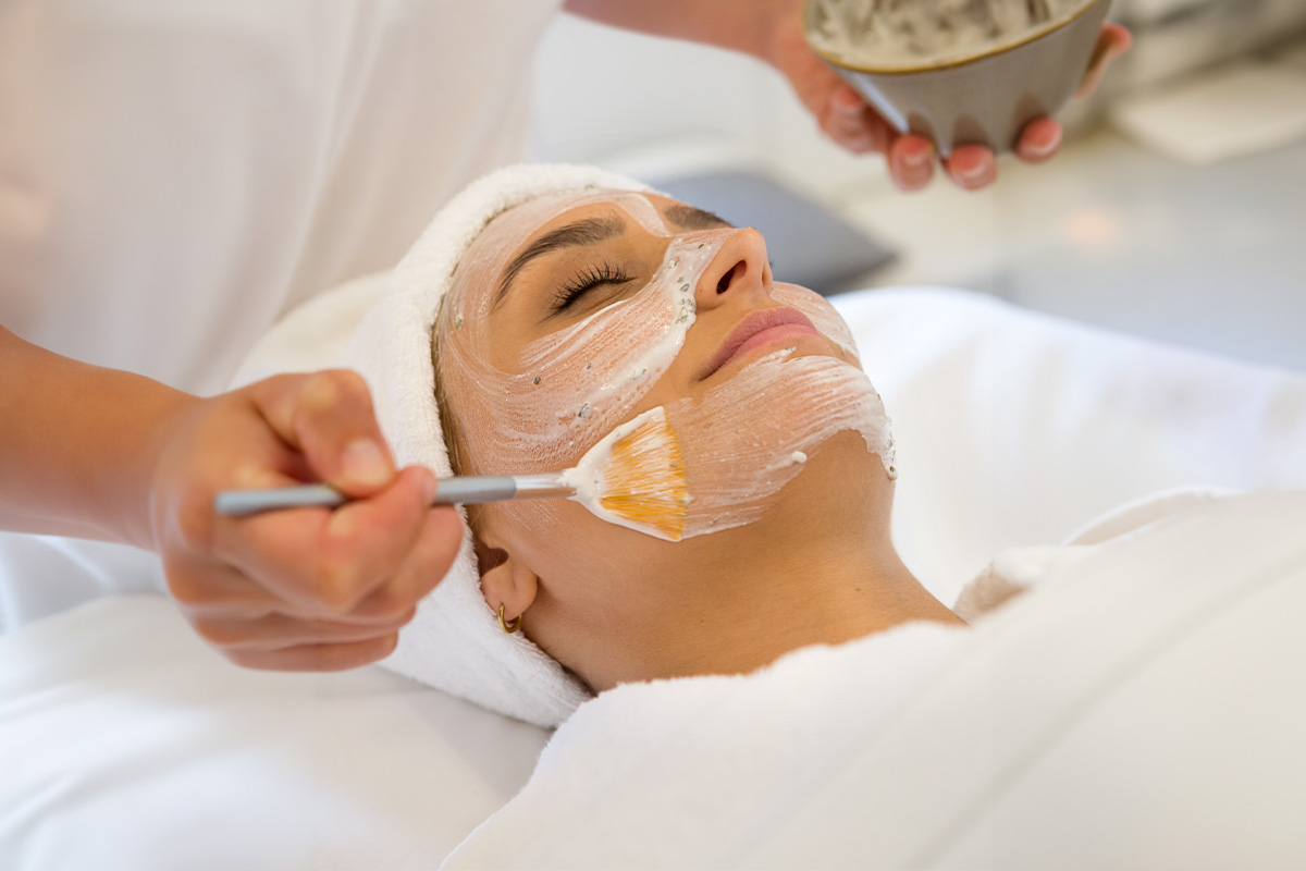 Professionelle Gesichtsbehandlung im Wyn Strandhotel Sylt mit aufgetragener Maske und ruhiger Atmosphäre.