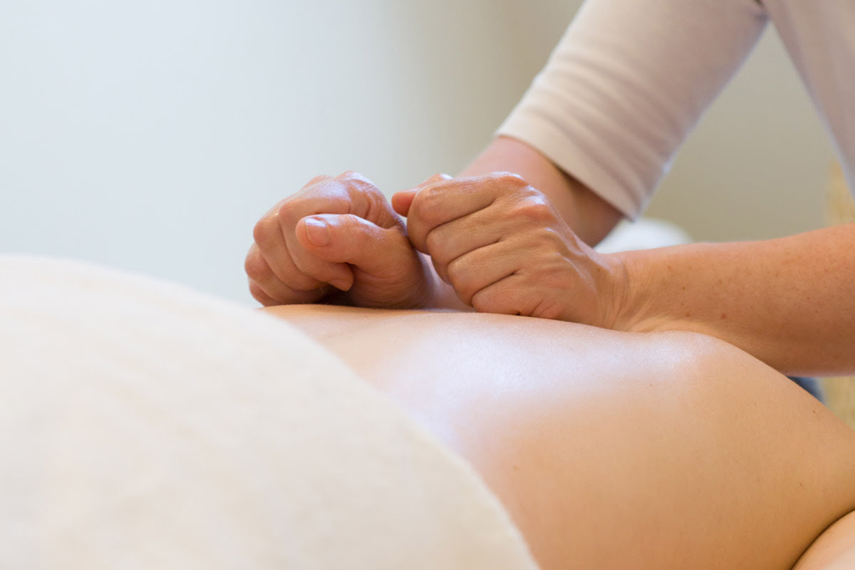 Detailaufnahme einer Massage im Wyn. Strandhotel auf Sylt mit wohltuenden Bewegungen in entspannter Umgebung.