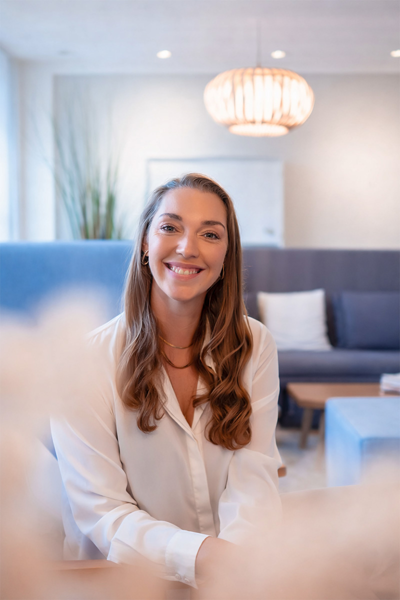 Die visuelle und konzeptionelle Verantwortliche des Women’s Health Day Sylt, Esther Jörgensen, im modernen Wyn. Strandhotel.